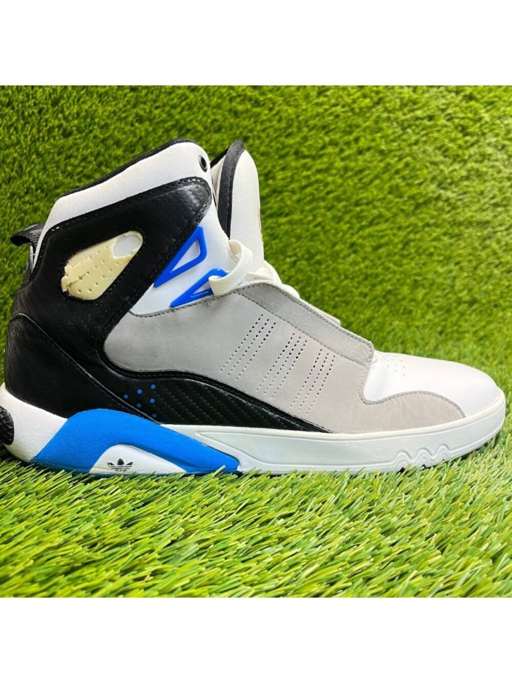 Adidas Roundhouse Mid Mens Size 9.5 White Blue Black Athletic‎ Shoes Sneakers